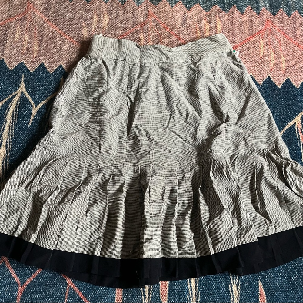 Pleated houndstooth gray skirt with black trim adjustable size small